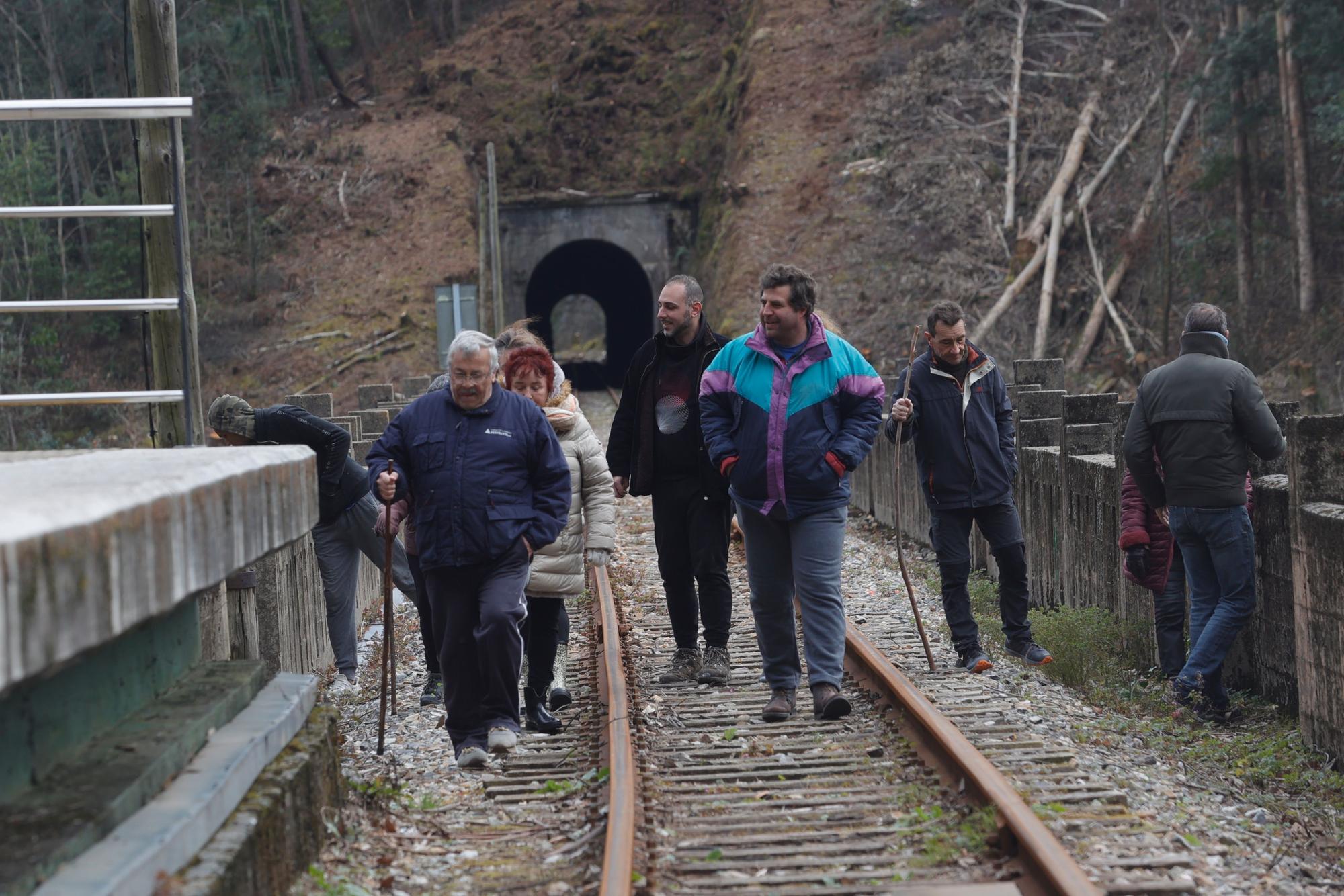 EN IMÁGENES: Un grupo de vecinos de Cudillero protagoniza una "medición irónica" para "informar" a Renfe y Adif de las dimensiones "reales" de un túnel de Feve.