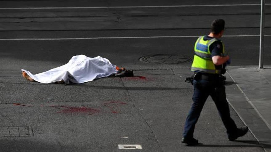 Un policia camina prop d&#039;un cadàver a Melbourne.