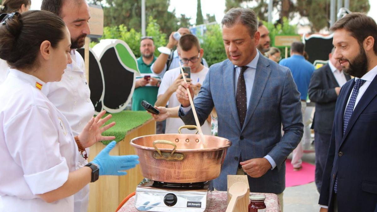 El consejero de Turismo, Marcos Ortuño, presentó ayer los planes del catálogo. | CARM