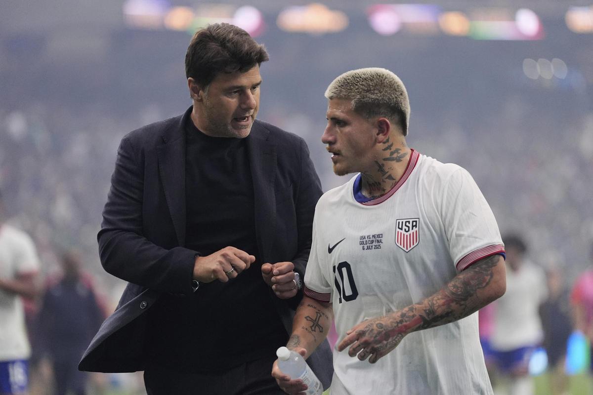 United States head coach Mauricio Pochettino, left, talks with midfielder Diego Luna (10) as they walk off the field at halftime of the team's CONCACAF Gold Cup final soccer match against Mexico in Houston, Sunday, July 6, 2025. (AP Photo/Ashley Landis) Associated Press/LaPresse