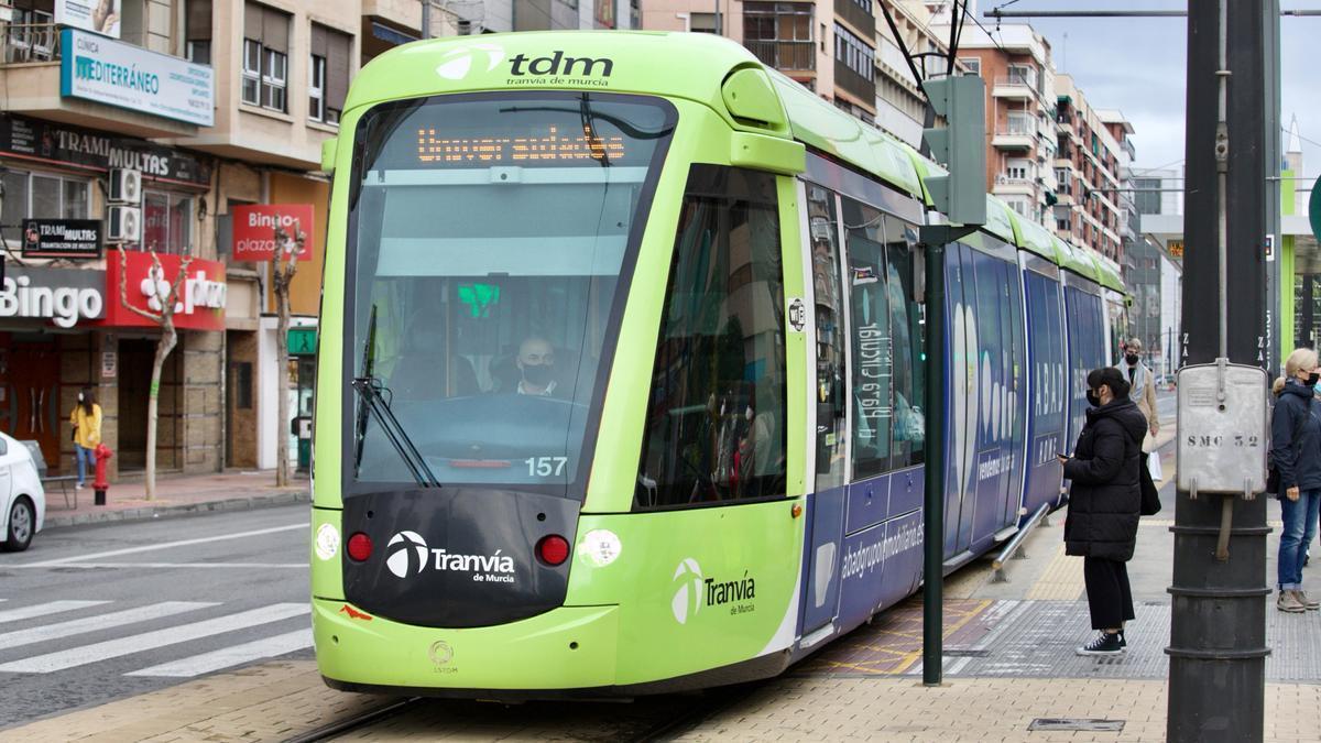 Tranvía de Murcia por el centro de la ciudad.