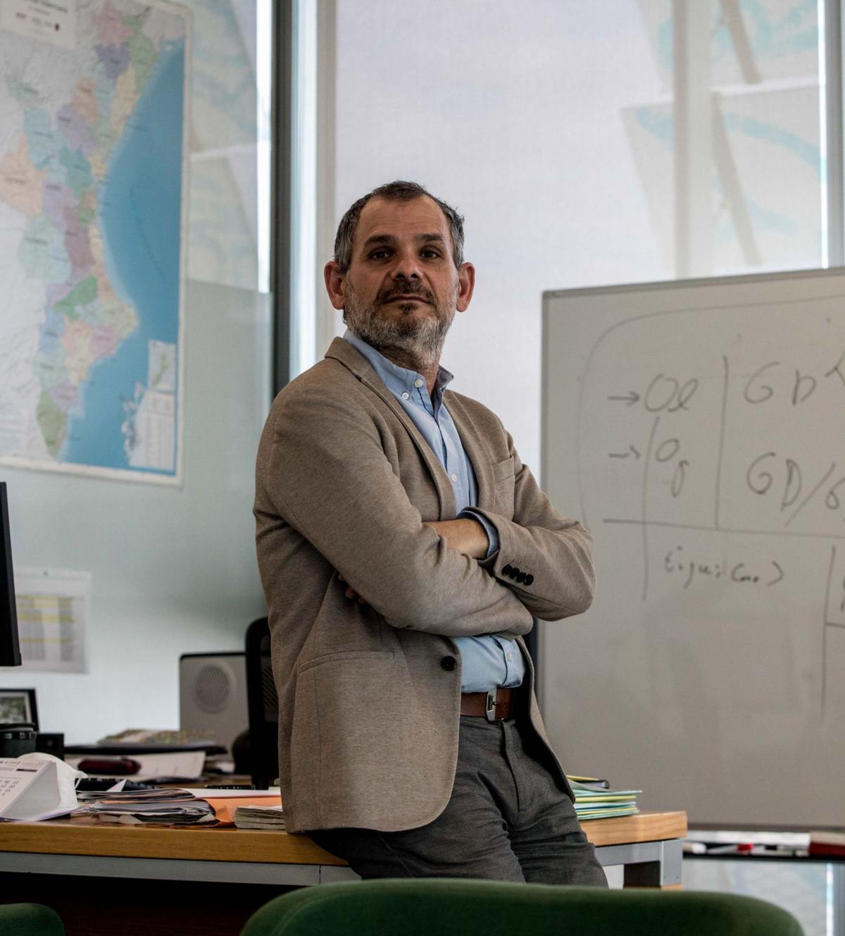 Xavier Uceda, secretario autonómico de Planificación del Sistema, en su despacho en València.  | FERNANDO BUSTAMANTE