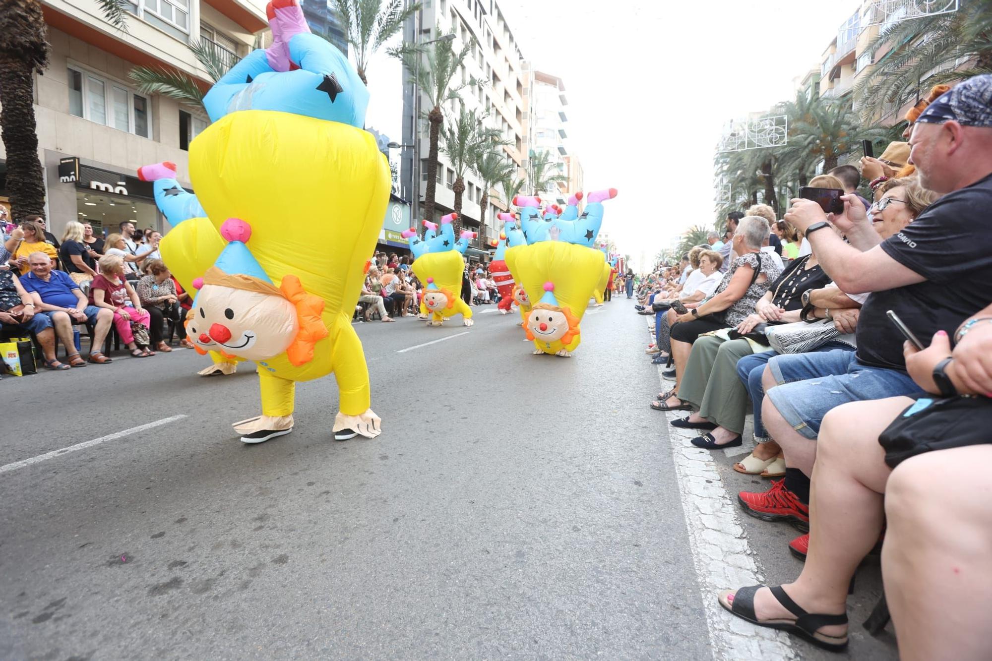 Las 89 hogueras y 20 barracas inundan las calles de Alicante con el tradicional desfile del Ninot