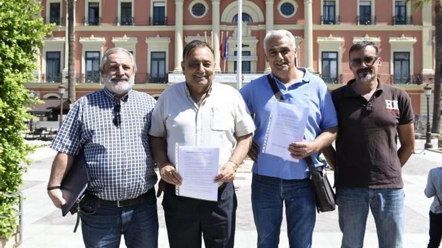 Representantes de la federación con Baños, segundo por la izquierda.