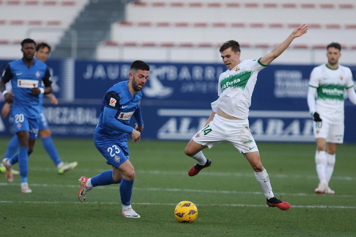 Áleix Febas lucha por un balón con Unzeta, durante el partido que el Elche disputó este sábado contra el Amorebieta