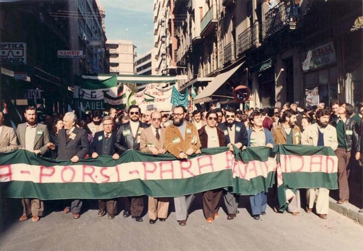 Julio Anguita, una vida en imágenes