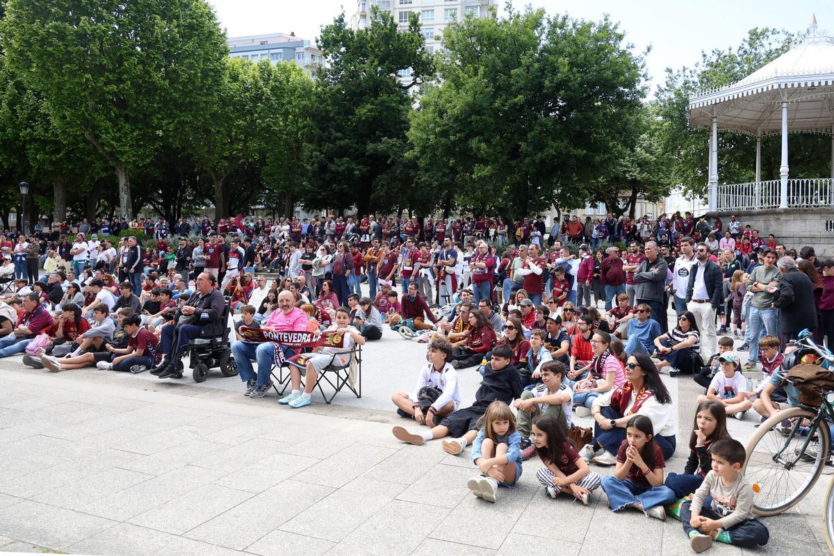 Aficionados del Pontevedra CF siguen el partido contra el Tenerife por pantalla gigante delante de la Diputación Provincial