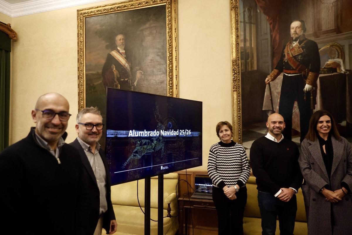 Por la izquierda, Oliver Suárez, Gilberto Villoria, Carmen Moriyón, Jesús Martínez Salvador y María Mitre, antes de la presentación, en el salón de recepciones del Ayuntamiento.