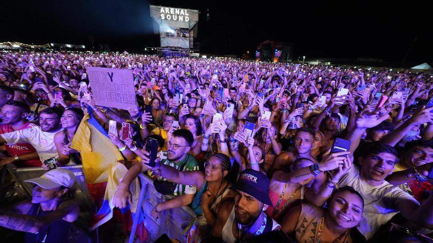 Miles de 'sounders' se agolpan para ver de cerca a Nicky Jam el pasado agosto, en la última edición del Arenal Sound.