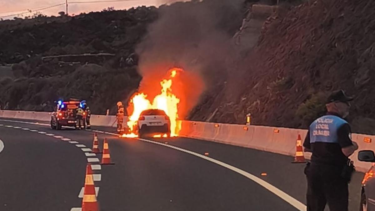 Incendio de un coche en la TF 1
