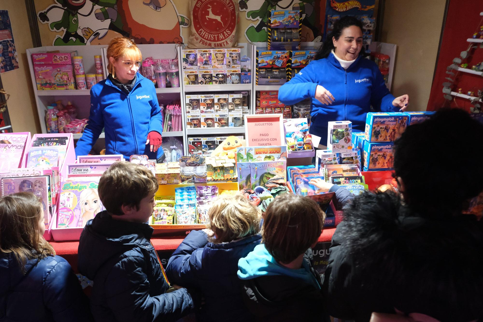 La Navidad llega a Elda con el encendido del alumbrado y la inaguración de su mercadillo navideño