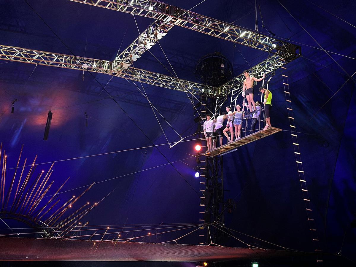 Trapezistas del Circo del Sol ensayan su número en la gran carpa.