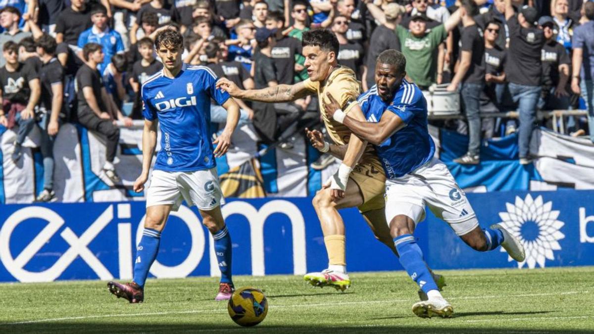 Julen Lobete pugna por un balón en la derrota de este pasado domingo en Oviedo. | LALIGA