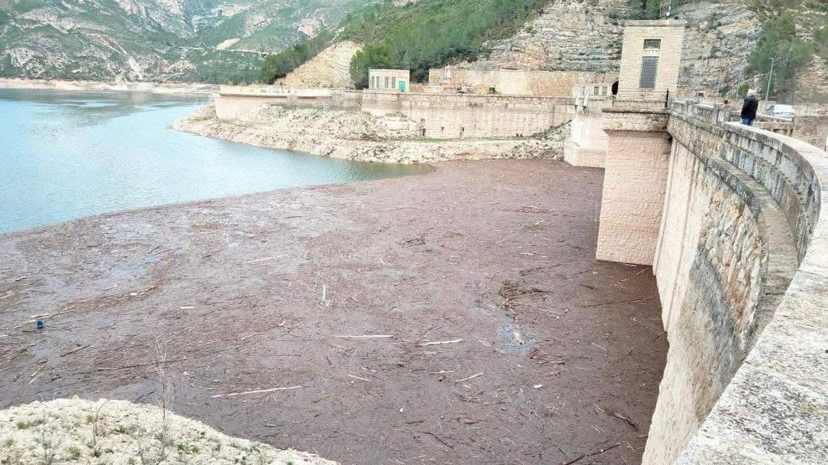 El embalse del Benagéber, lleno de lodo y arrastres más de un mes después.