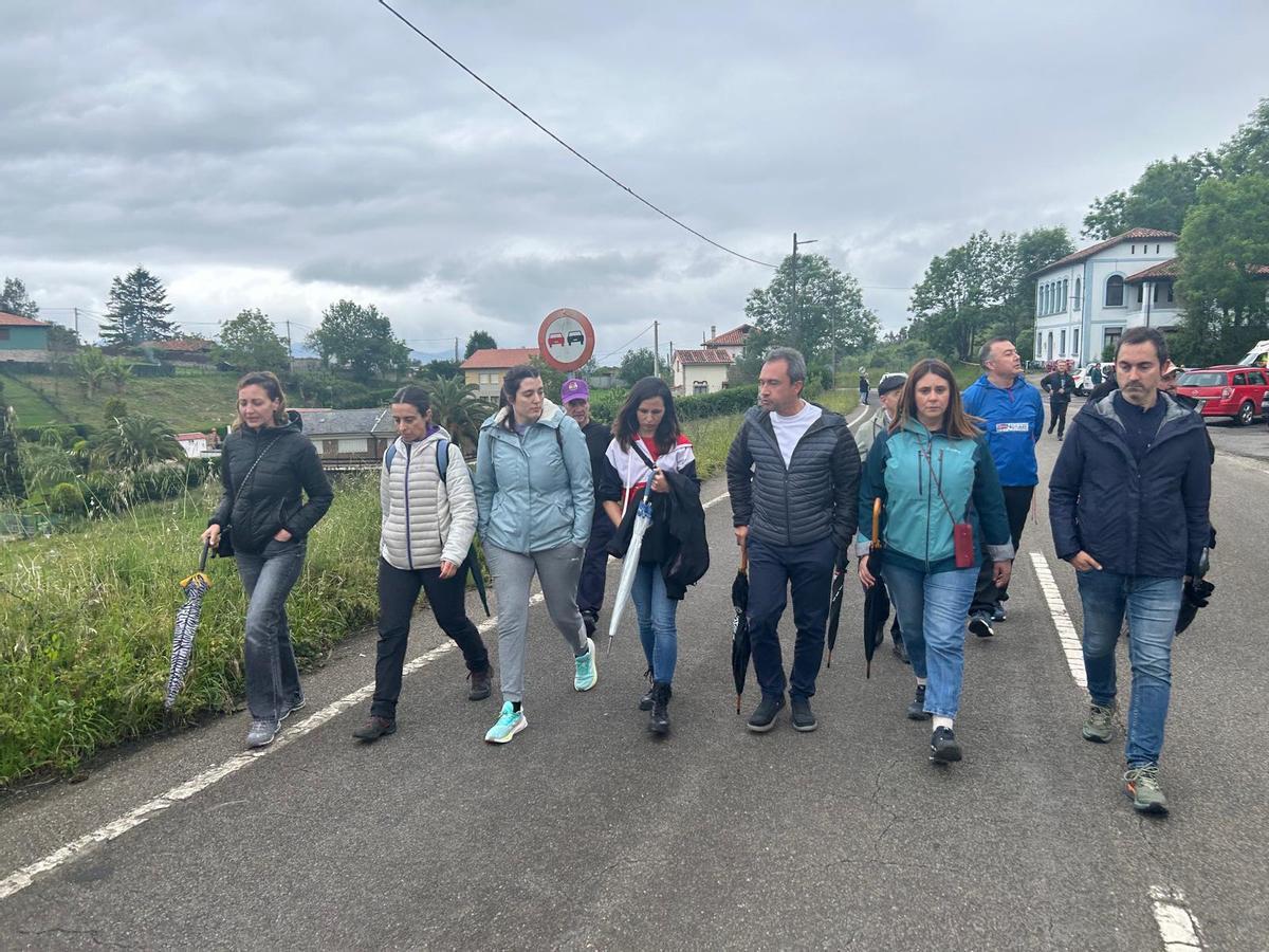 Ione Belarra y Ovido Zapico charlan durante la marcha, en compañía de Silvia Tárano, Olaya Suárez y Diego Ruiz de la Peña