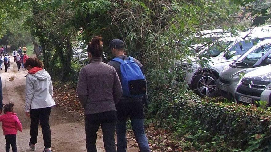 Caminants al costat dels cotxes a la zona de la Fageda d&#039;en Jordà, a Santa Pau.