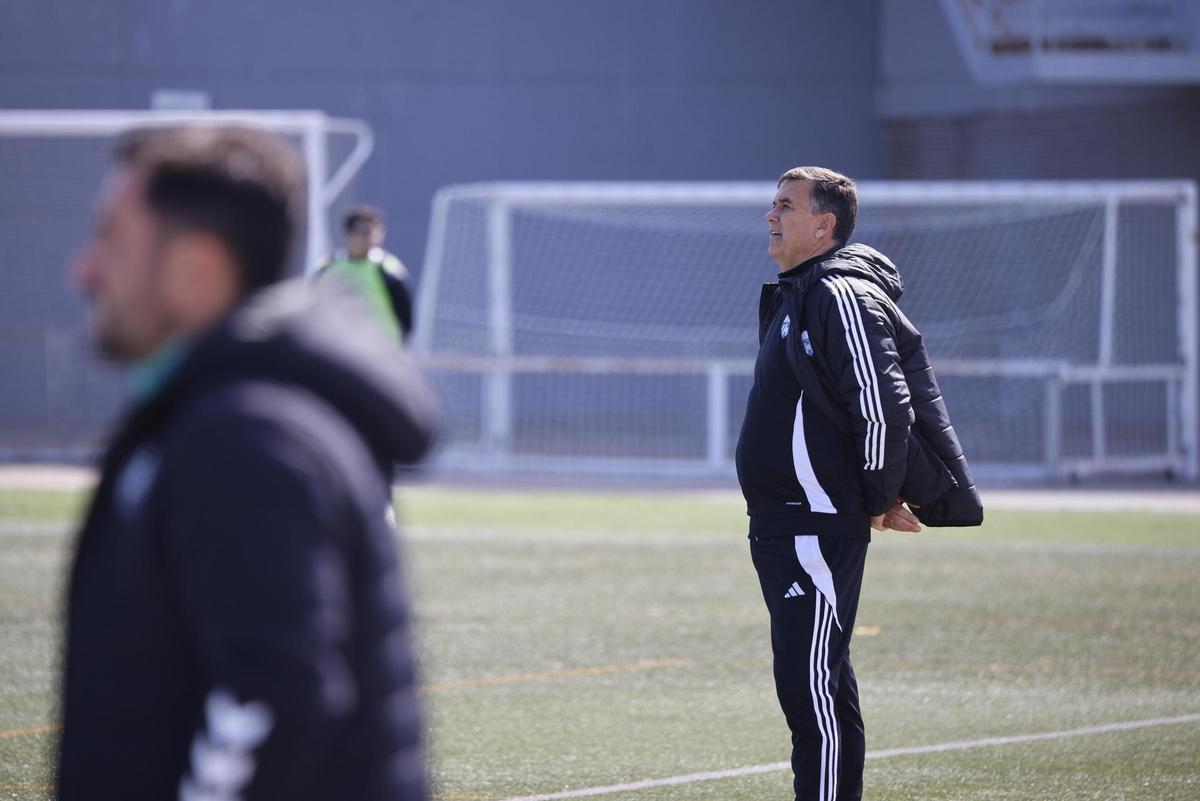 José Miguel Campos, entrenador de La Unión, siguiendo el partido desde la banda