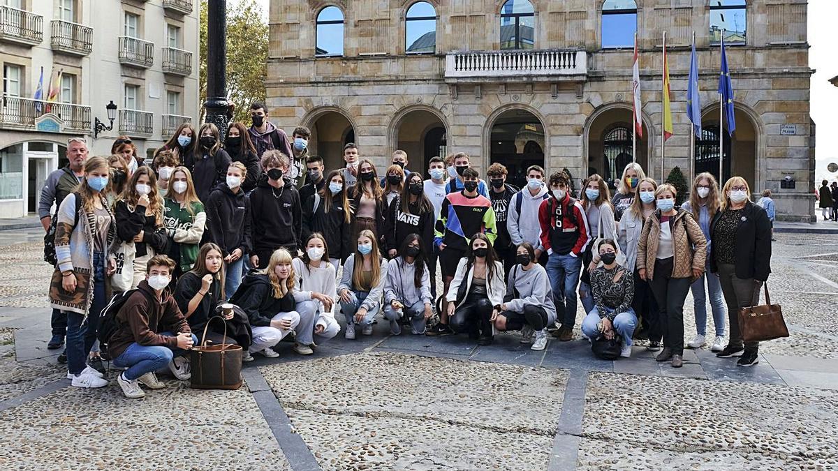 Los alumnos del Doña Jimena, ayer, con profesores y sus compañeros austriacos, en la plaza Mayor. | Marcos León