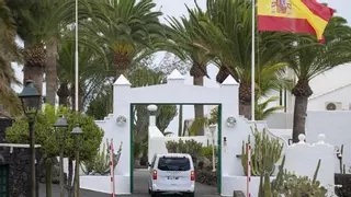 Pedro Sánchez manda un conmovedor mensaje a una joven canaria que se plantó con una pancarta frente a La Mareta