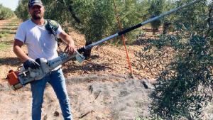 El joven agricultor Tom Rohde, fumiga los olivos de sus tierras.