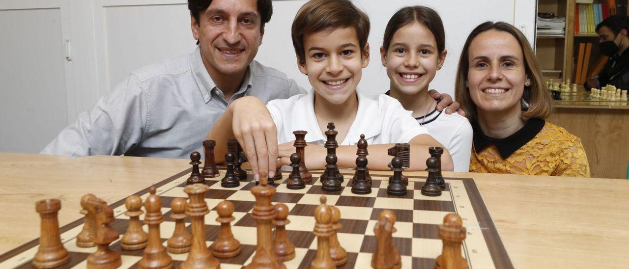 Diego Ibáñez y su familia en la sede de Xadrez Galego.