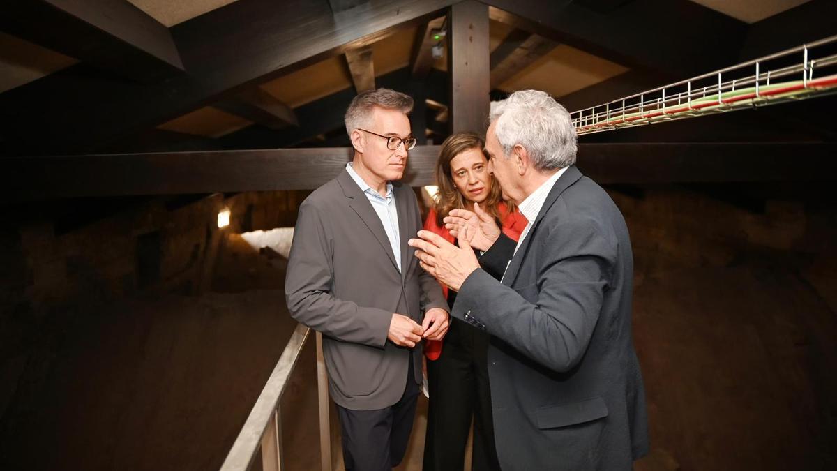 Víctor Serrano y Marian Orós, en su visita a la iglesia, con la cubierta ya renovada.