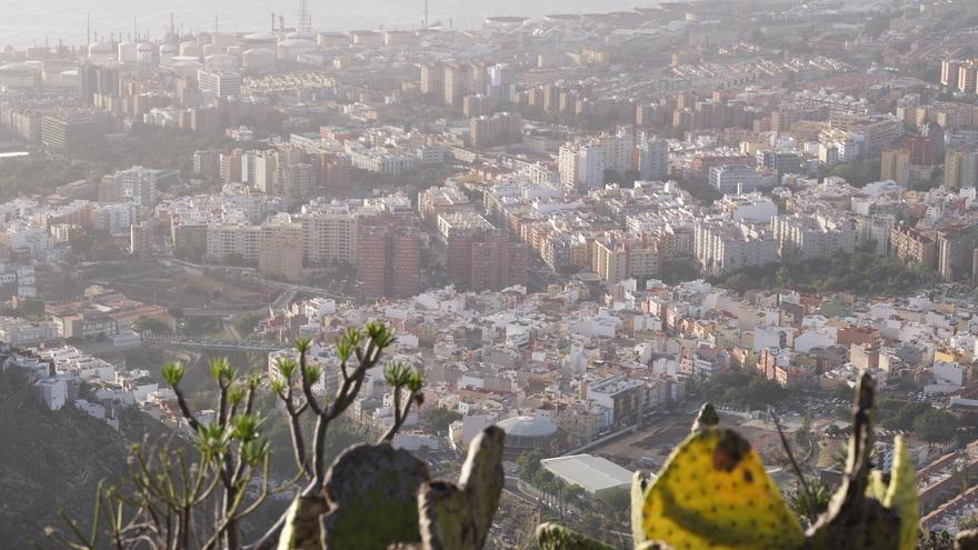 Canarias &#039;escapa&#039; a la ola de calor de la Península pero se entierra bajo la calima