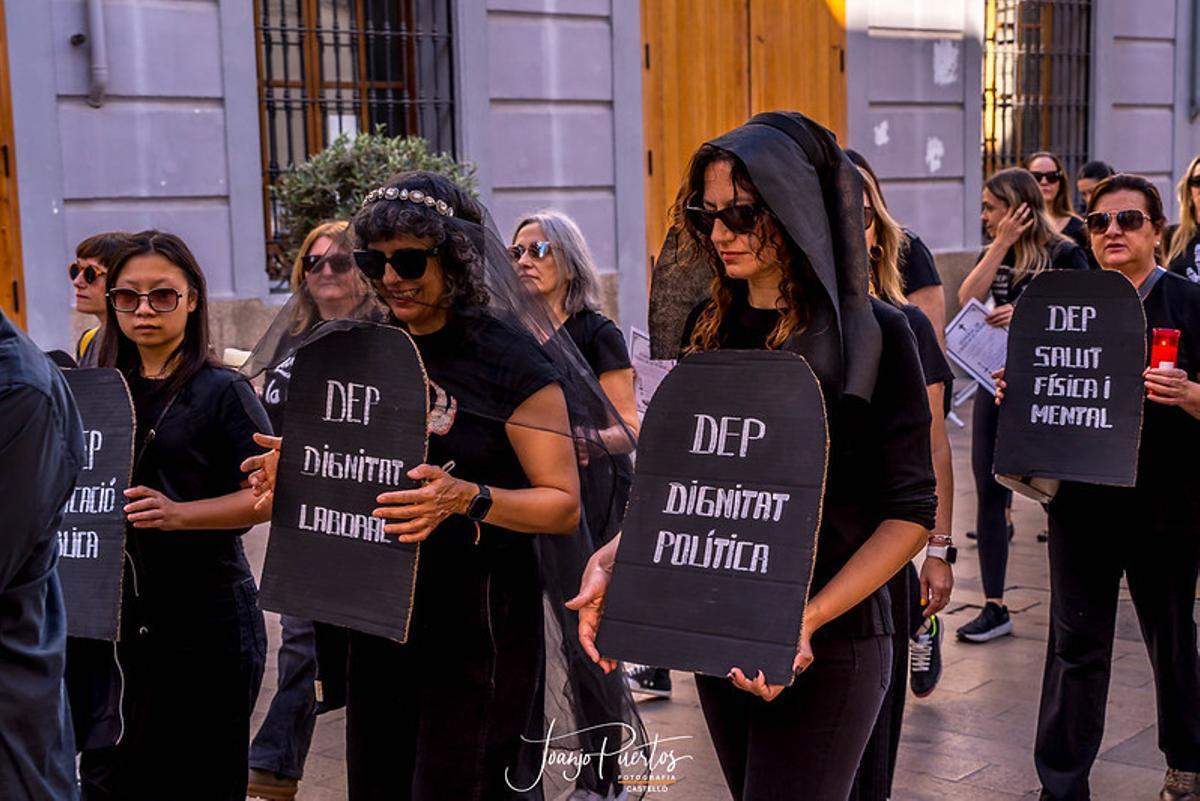 Así ha discurrido el 'entierro' por la educación pública protagonizado por docentes y familias en Castelló