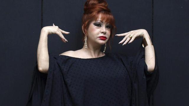 Yurena posa ante la Casa das Campás de Pontevedra.