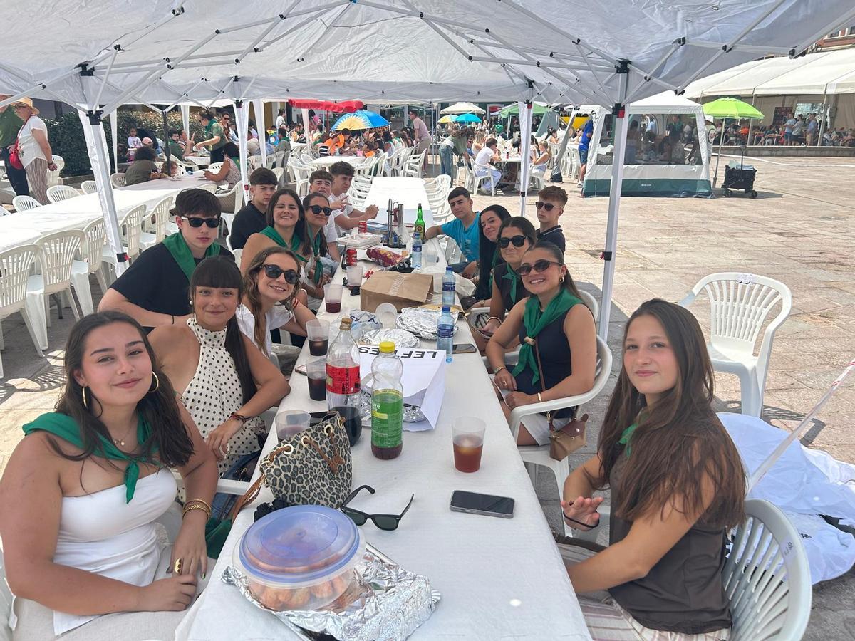 EN IMÁGENES: Comida en la calle en el Festival de la Sidra de Nava