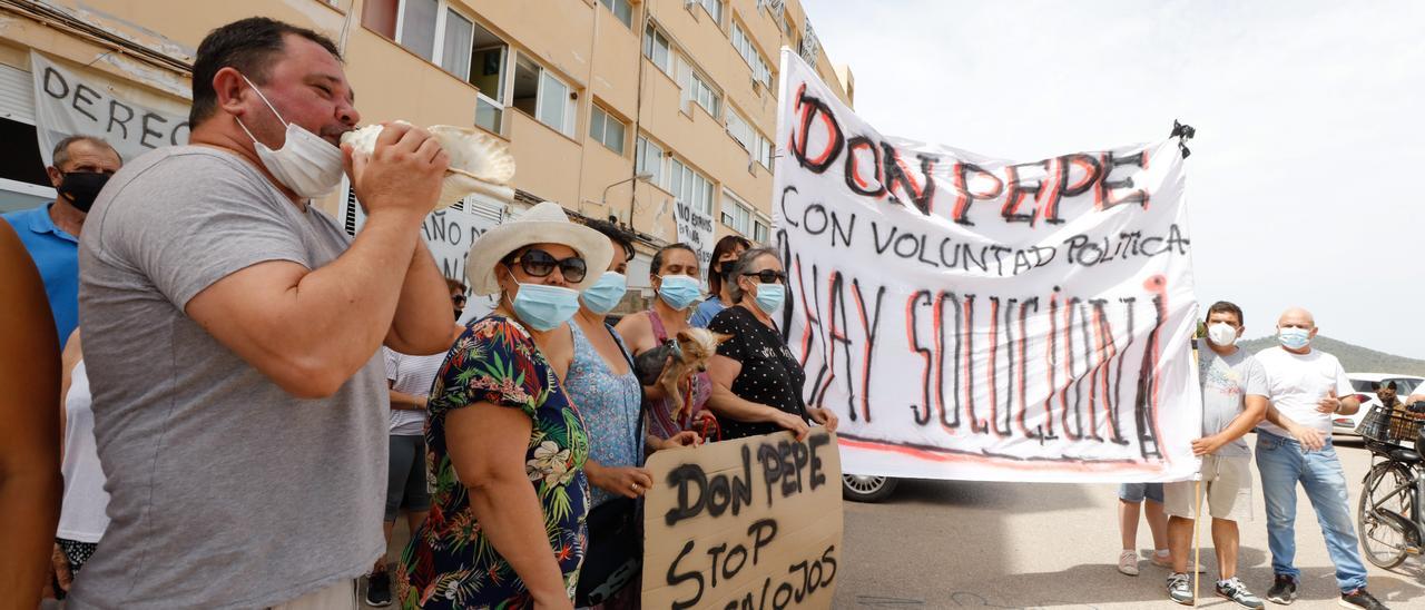 Vecinos del Don Pepe, durante una protesta. J. A. Riera