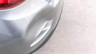 El truco definitivo para deshacerte de las abolladuras de tu coche sin pisar el taller: solo necesitarás este elemento del baño de tu casa