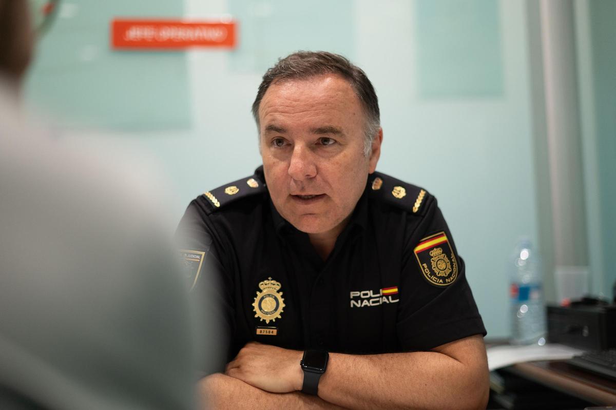 El jefe del Grupo de Policía Judicial de la comisaría de Delicias, el inspector jefe Javier Echegoyen, en un momento de la entrevista con este diario.
