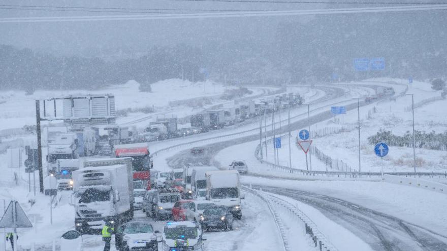 El temporal bloquea las autovías A-31 y A-7