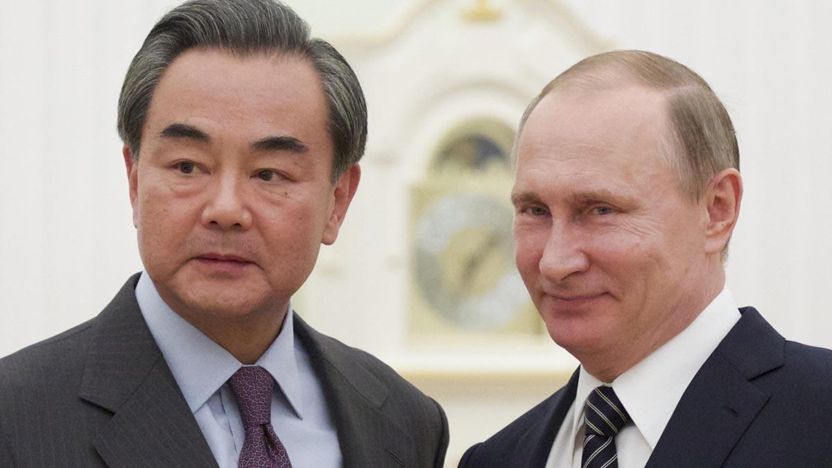 El ministro de Asuntos Exteriores chino, Wang Yi, y Vladimir Putin, en un encuentro en marzo del 2016