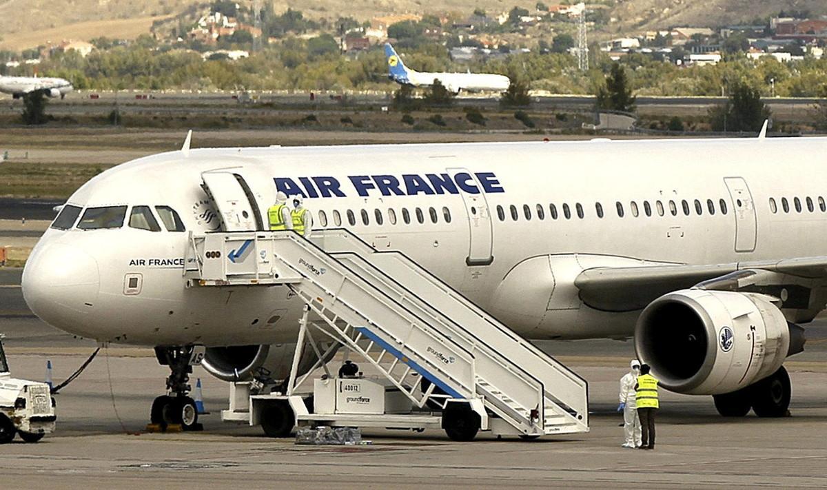 GRA163 MADRID, 16/10/2014.-España ha activado el protocolo de emergencia sanitaria en el Aeropuerto Adolfo Suárez Madrid-Barajas por un pasajero de Air France que durante un vuelo entre París y Madrid sufría temblores, lo que hizo que la tripulación alertara a las autoridades sanitarias españolas.Según señalaron hoy a EFE fuentes de Aena, ha intervenido Sanidad Exterior y el avión, con capacidad máxima para 192 pasajeros, ha sido estacionado en una zona determinada del aeropuerto siguiendo los protocolos establecidos .Air France ha confirmado a EFE que un pasajero del vuelo AF1300, que hacía el trayecto entre el aeropuerto París Charles de Gaulle y el de Adolfo Suárez Madrid-Barajas en un Airbus A321, sintió temblores durante el vuelo.En la foto, el avion en pista y personal sanitario con trajes de protección. EFE/paco campos