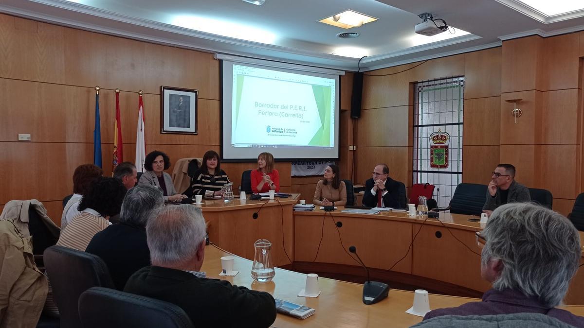 Berta Piñán, Amelia Fernández y Ana Cárcaba, durante la reunión en el Ayuntamiento de Carreño.