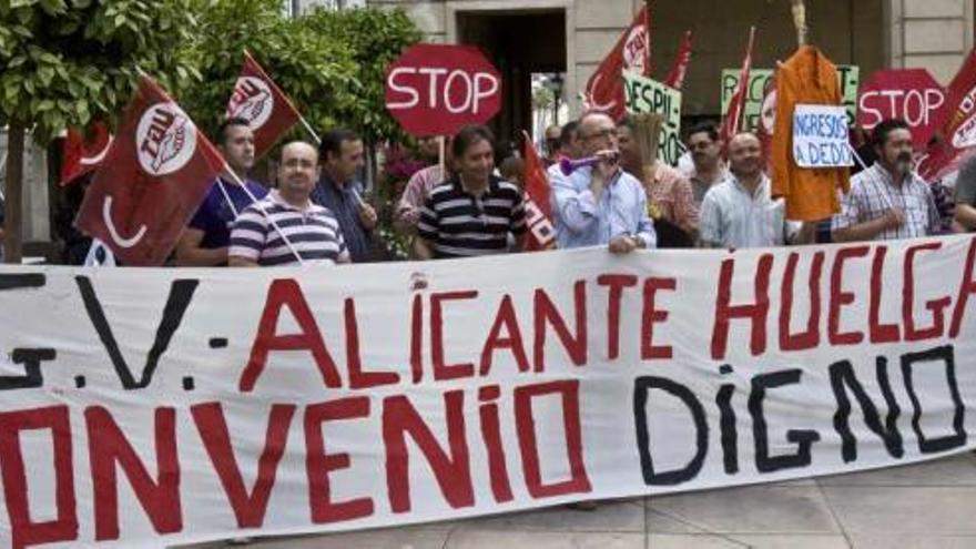 Imagen de la cabecera de la manifestación que recorrió ayer las calles de Alicante.