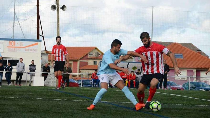 Un jugador del Beluso y otro del Juvenil luchan por un balón en el encuentro de ayer. // Gonzalo Núñez