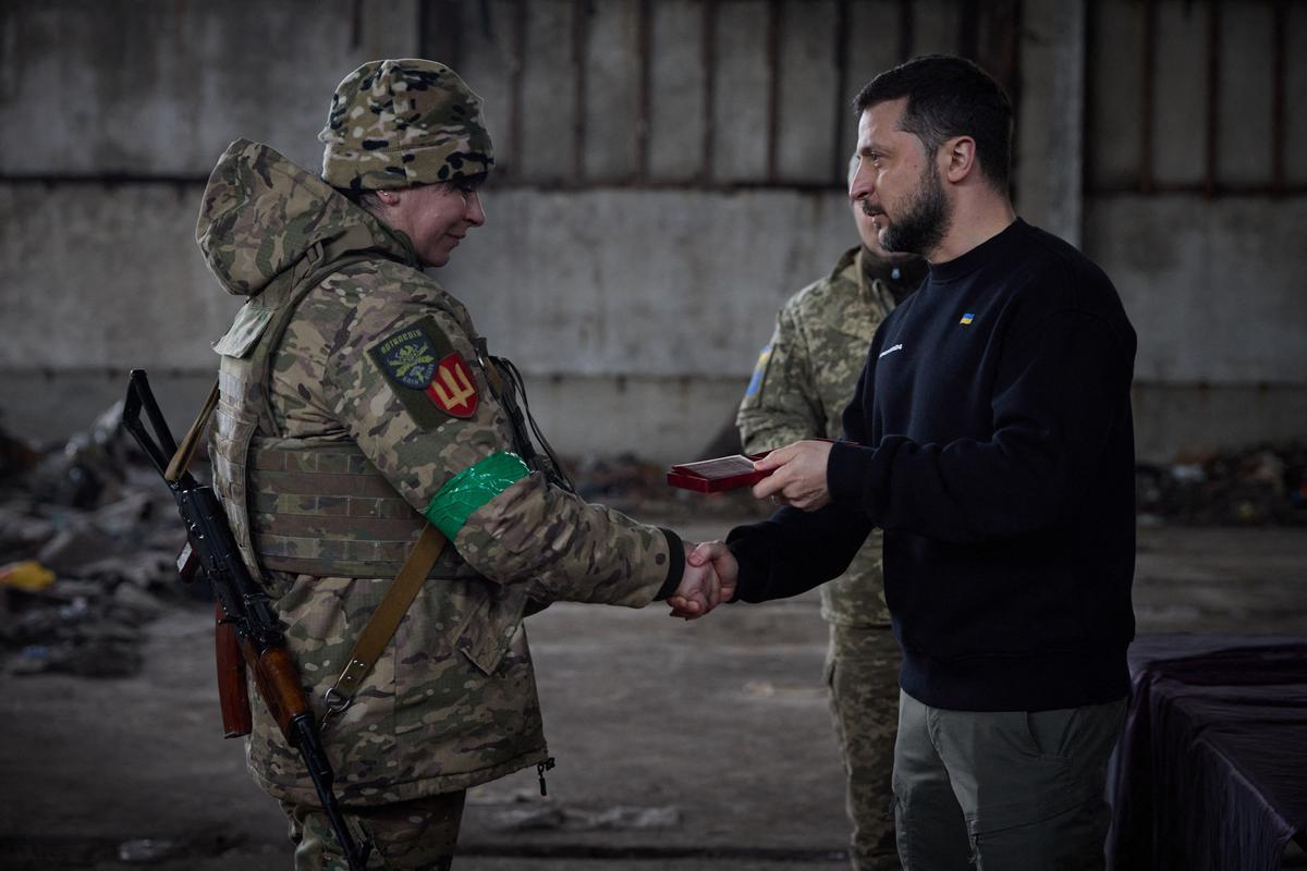 Zelenski visita a las tropas que defienden Bajmut