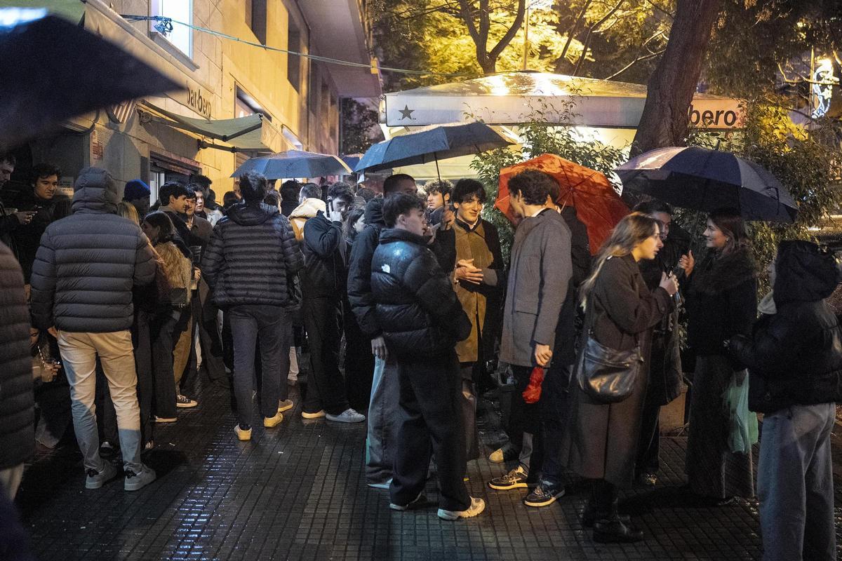 La lluvia diluye el botellón de Mandri
