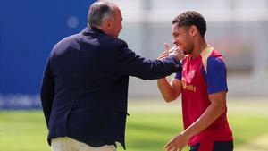 Rafa Yuste saluda a Vitor Roque antes del entrenamiento del Barça