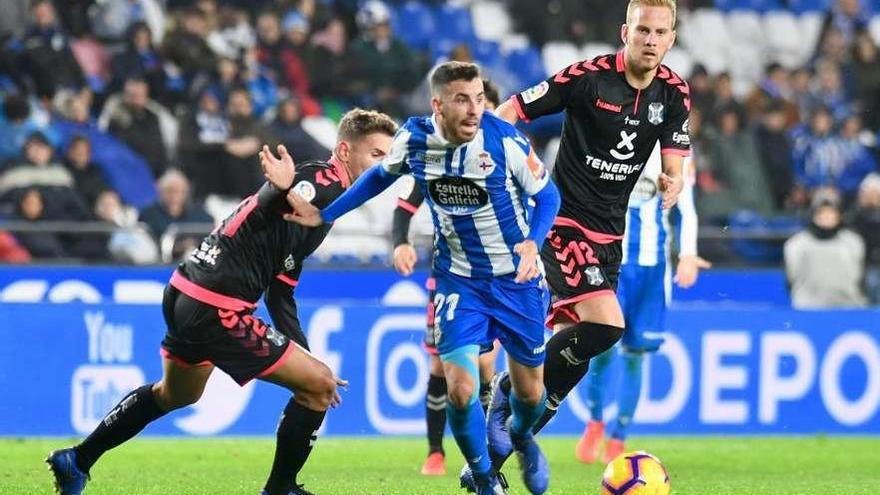 Edu Expósito, entre dos rivales el sábado en el partido contra el Tenerife.