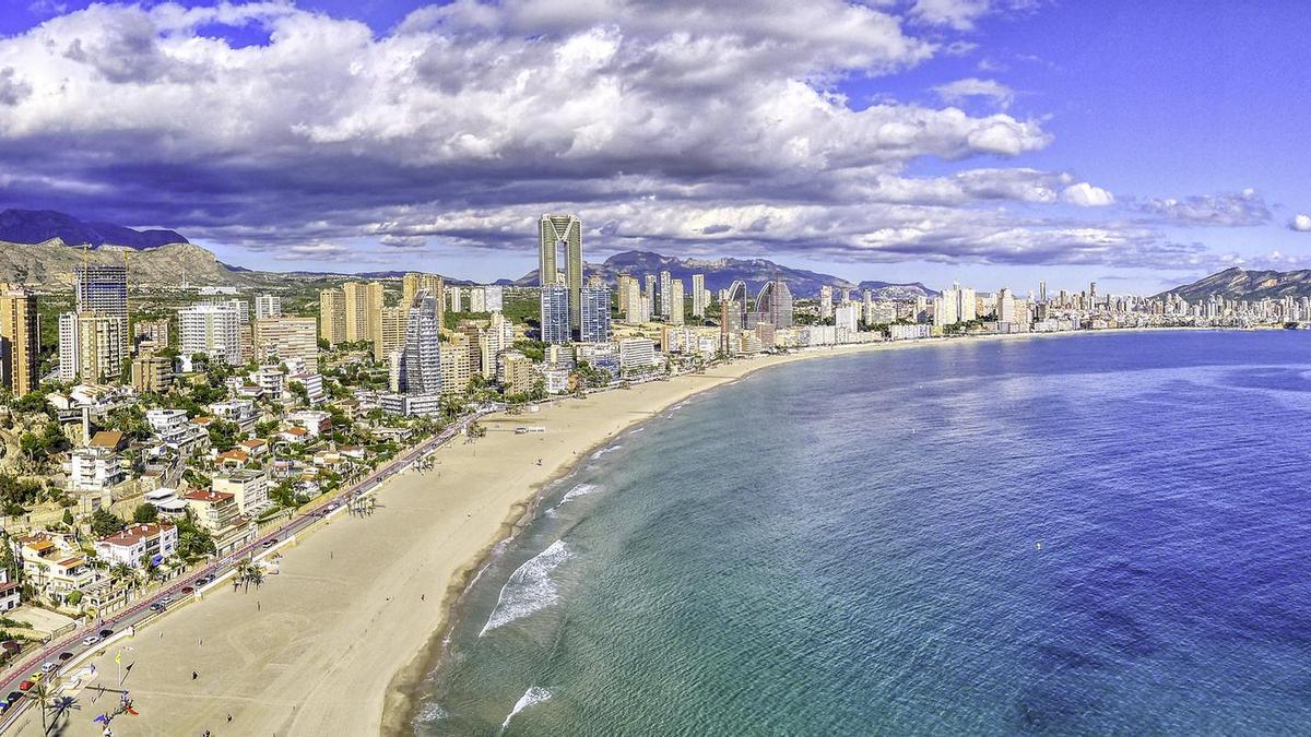 Con cerca del 60% de su término municipal protegido, Benidorm tiene en sus tres playas urbanas y en sus dos calas un recurso natural extraordinario y un valioso reclamo turístico.