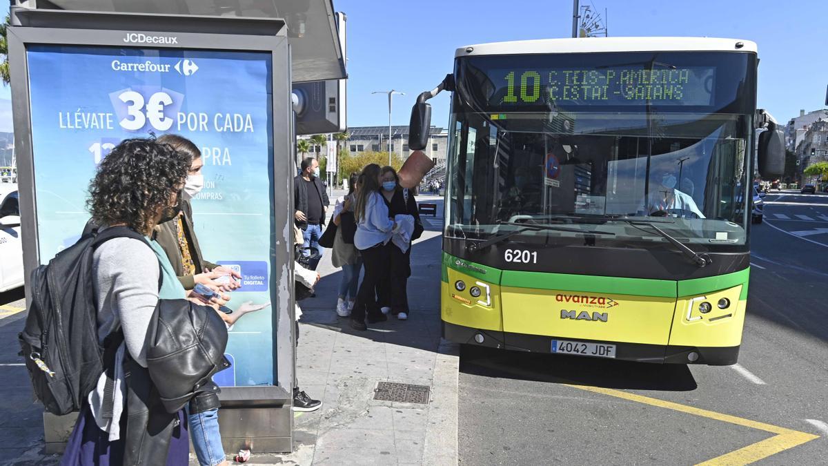 Pasajeros del Vitrasa se suben a un autobús en el entorno de As Avenidas