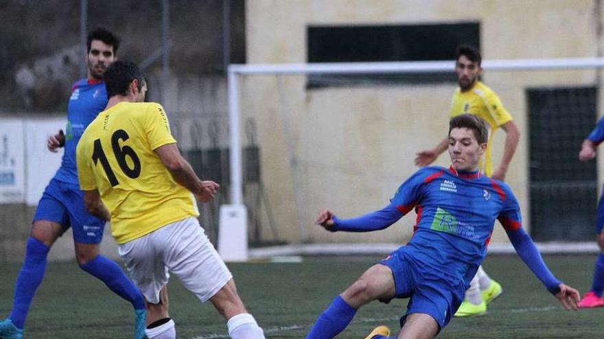 Un jugador del Choco trata de recuperar el balón. // Iñaki Osorio