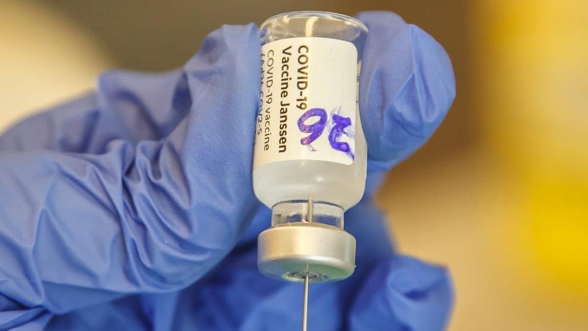 Un sanitario prepara la vacuna Janssen para inocularla