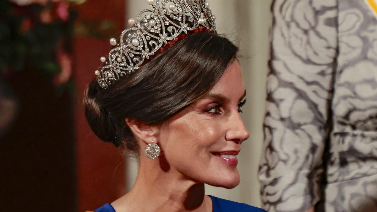 Vestido español de estreno y tiara rusa: el impresionante look de la reina Letizia para la cena de gala en Holanda