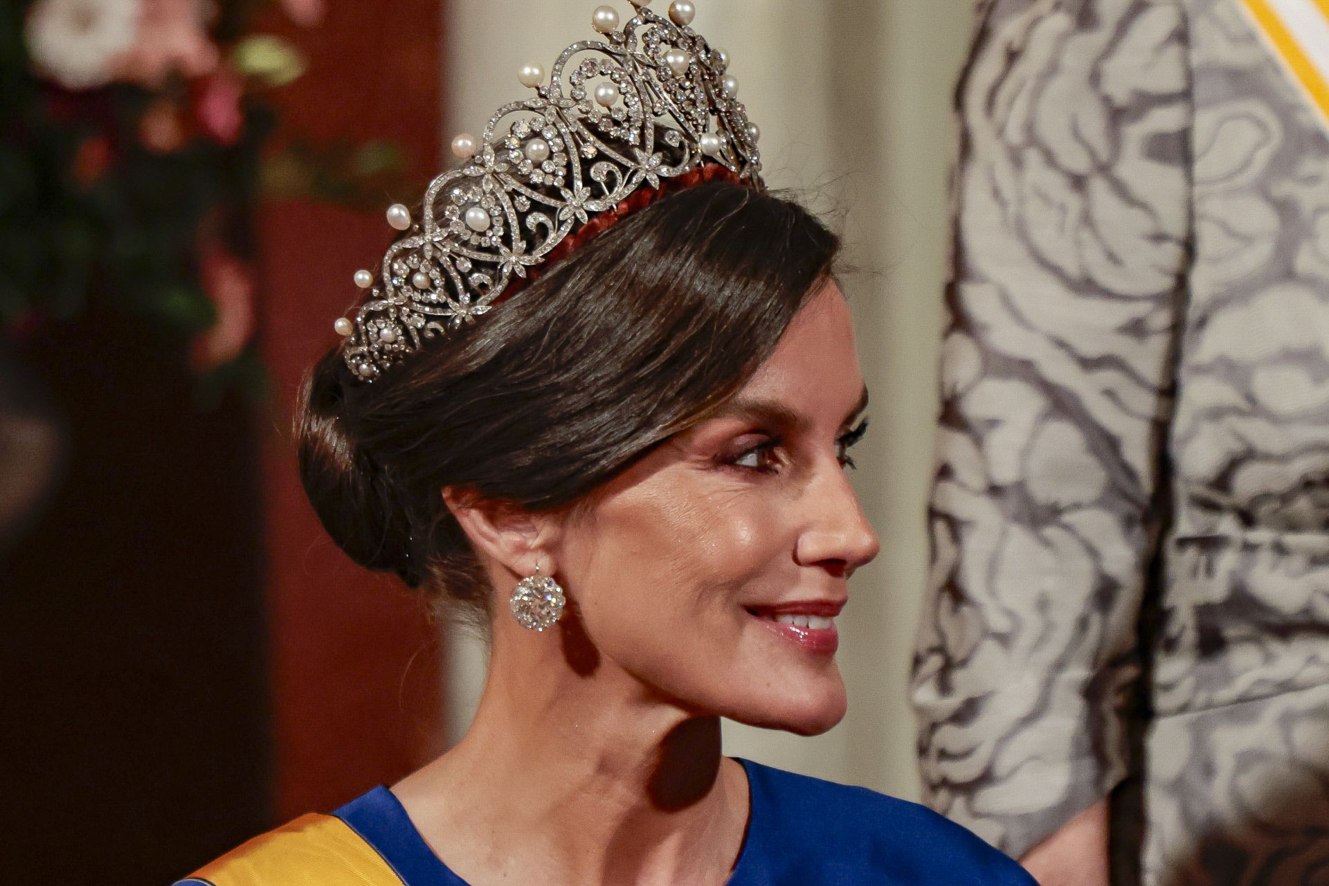 La reina Letizia elige la tiara rusa para la cena de gala en Holanda.
