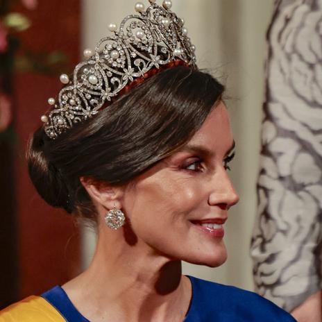 Vestido español de estreno y tiara rusa: el impresionante look de la reina Letizia para la cena de gala en Holanda